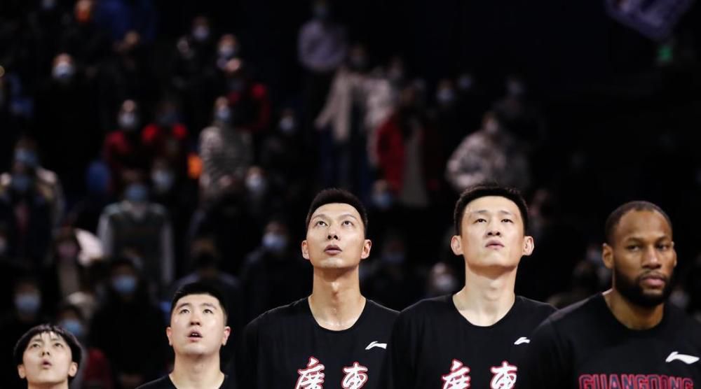 战报恩比德三节31+15+10马克西21+576人复仇公牛　NBA常规赛76人主场对阵公牛，两队才刚刚交过手，上场比赛76人在恩比德缺阵的情况下不敌公牛，目前76人排在东部第三，公牛排在东部第十。